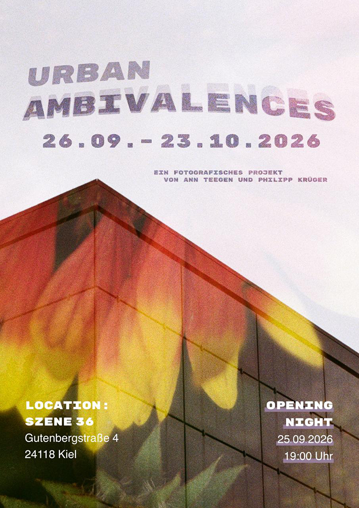 Plakat für die Ausstellung mit dem Titel Urban Ambivalences, dazu folgende Infos. Vom 26. September bis zum 23. Oktober 2026, ein fotografisches Projekt von Ann Teegen und Philipp Krüger, Location Szene 36, Gutenbergstraße 4, 24118 Kiel, Opening Night am 25. September ab 19 Uhr. Als Hintergrundgrafik ein doppelbelichtetes Foto einer feuerfarbenen Blume und einer modernen Gebäudefassade